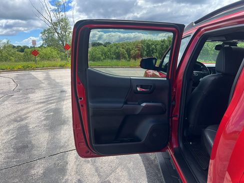Used 2021 Toyota Tacoma TRD Sport w/ TRD Premium Sport Package AWD/4WD image 35