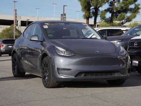 Used 2023 Tesla Model Y Long Range image 2