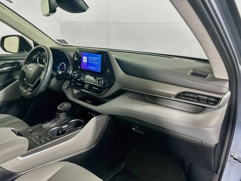 Used 2023 Toyota Highlander XLE AWD/4WD image 29