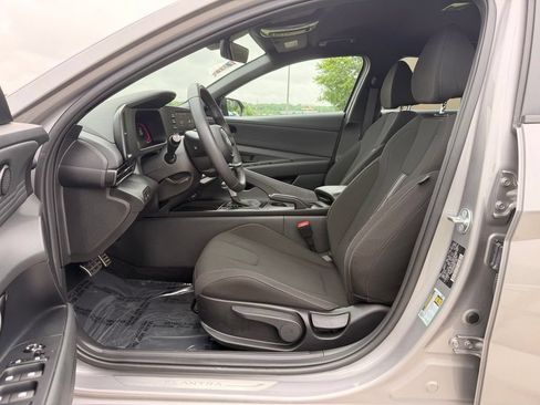 Used 2025 Hyundai Elantra Sport FWD image 2
