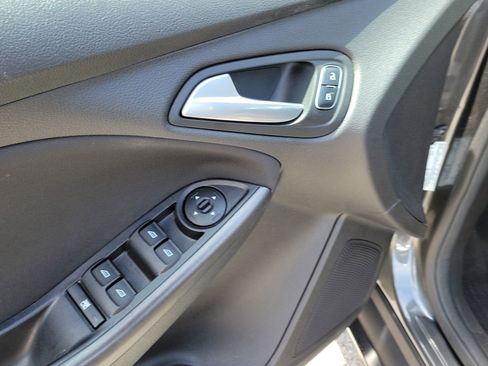 Used 2017 Ford Focus SEL w/ Cold Weather Package FWD image 19