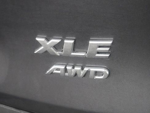 Used 2020 Toyota RAV4 XLE Premium image 8