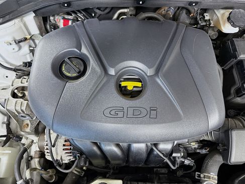 Used 2018 Hyundai Elantra GT image 38