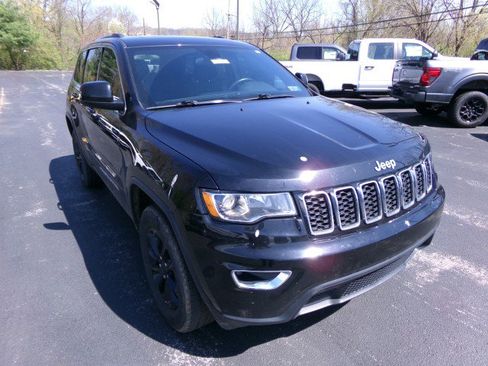 Used 2021 Jeep Grand Cherokee Laredo image 3