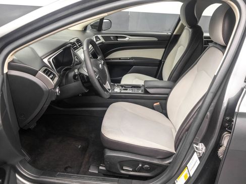 Used 2019 Ford Fusion SE w/ Equipment Group 151A FWD image 6