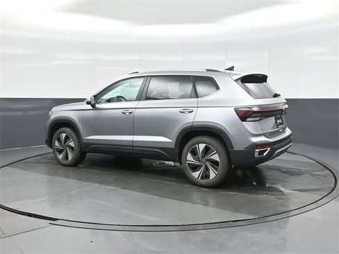 New 2026 Volkswagen Taos SE image 5