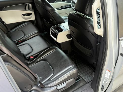 Used 2023 Kia Carnival LX FWD image 26