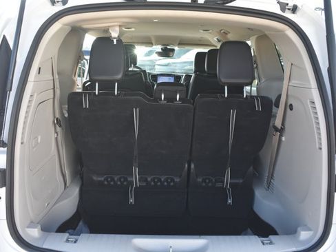 Used 2024 Chrysler Pacifica Limited FWD image 19