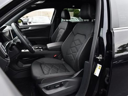 Used 2025 Volkswagen Atlas Cross Sport SE w/ Panoramic Sunroof Package FWD image 19