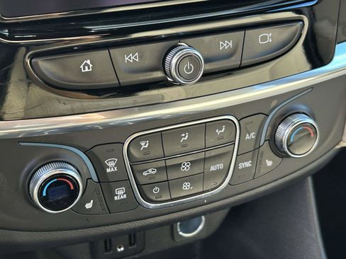 Used 2023 Chevrolet Traverse LT image 29