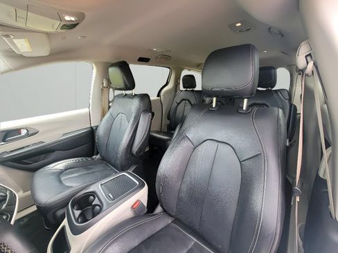 Used 2022 Chrysler Pacifica Touring-L FWD image 10