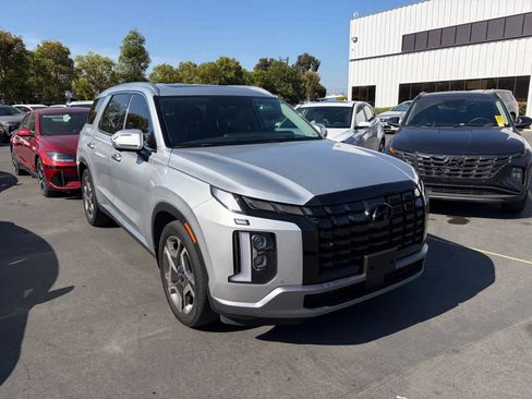 Used 2023 Hyundai Palisade Limited w/ Cargo Package FWD image 2