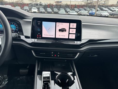 Used 2025 Volkswagen Atlas Cross Sport SE image 18