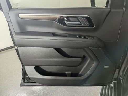 Used 2025 Chevrolet Suburban High Country AWD/4WD image 14