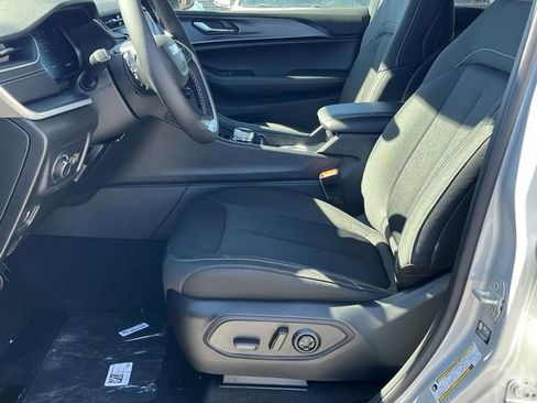 New 2025 Jeep Grand Cherokee L Laredo image 10