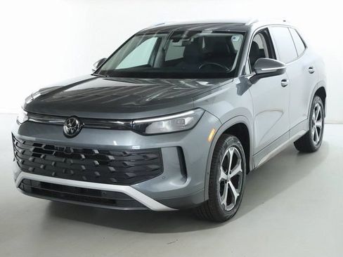 Certified 2025 Volkswagen Tiguan SE AWD/4WD image 1