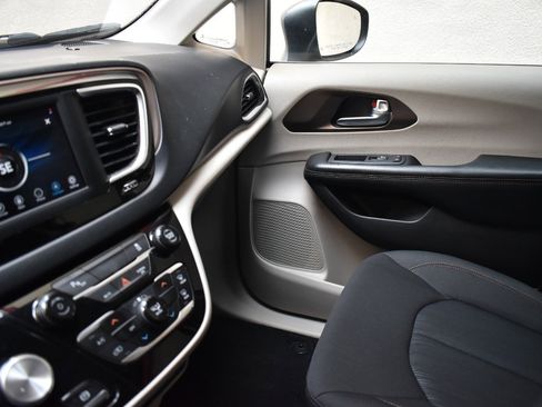 Used 2019 Chrysler Pacifica L FWD image 32