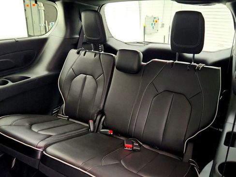 Used 2025 Chrysler Pacifica Limited FWD image 23