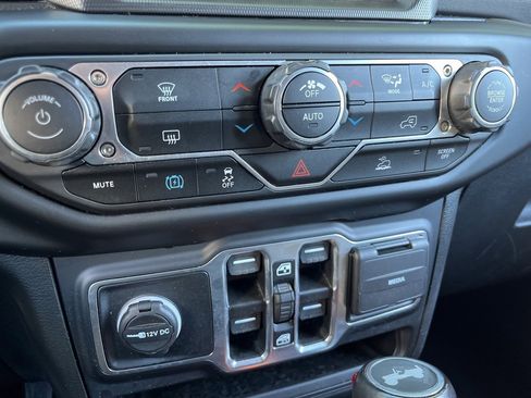 Used 2022 Jeep Wrangler Unlimited Sahara image 34