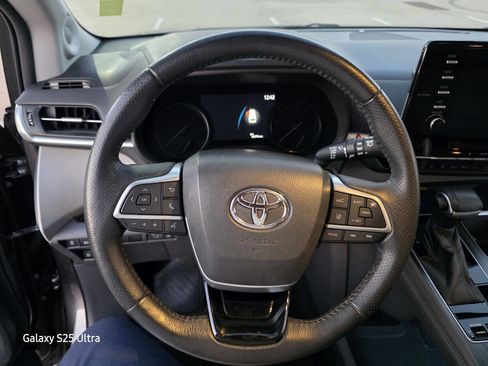 Used 2021 Toyota Sienna Limited image 32