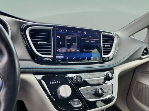 Used 2021 Chrysler Pacifica Touring-L image 12