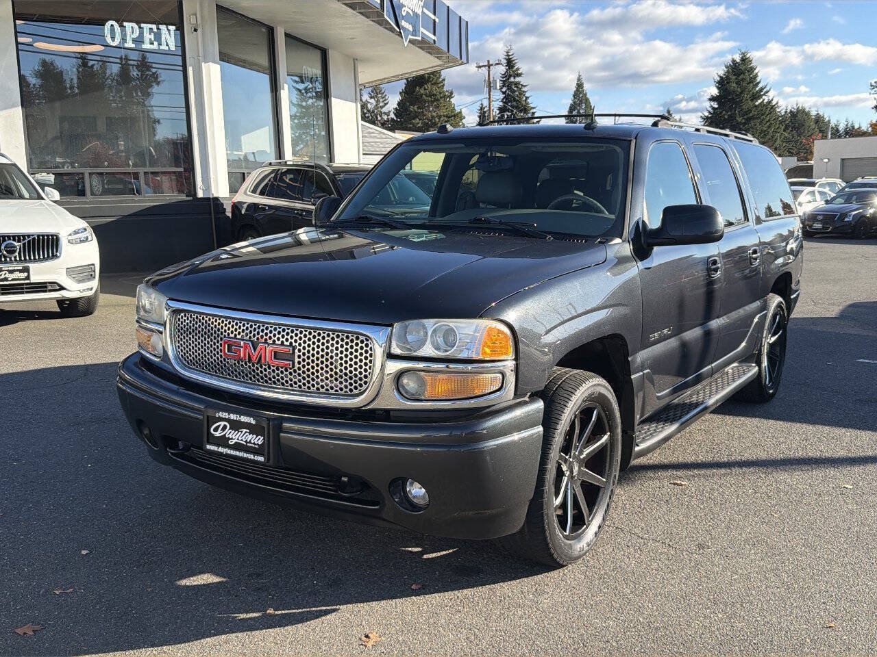 Used 2004 GMC Yukon XL Denali AWD/4WD image 1