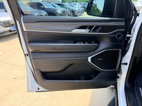 Used 2024 Jeep Wagoneer Series II w/ Flexible Seating Group AWD/4WD image 9