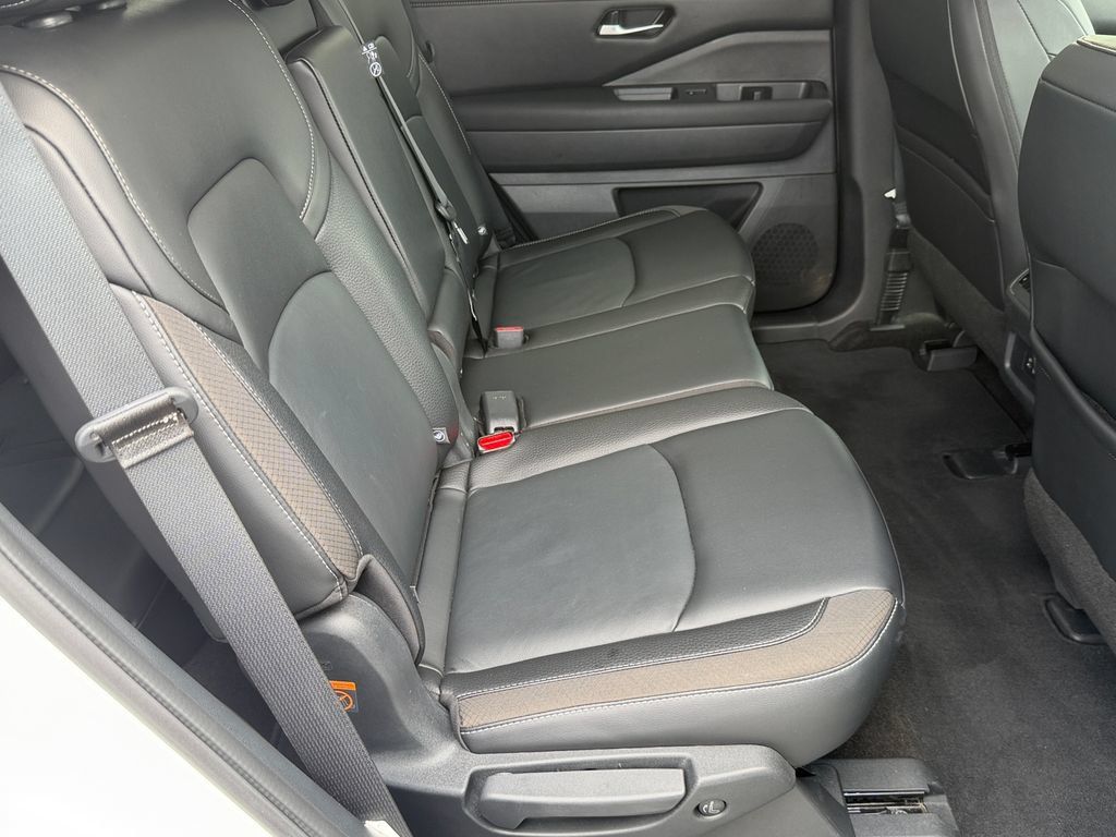 Used 2024 Nissan Pathfinder SL FWD image 13