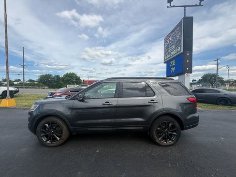 Used 2018 Ford Explorer XLT w/ Equipment Group 202A AWD/4WD image 7