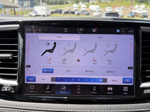 Used 2023 Chrysler Pacifica Limited AWD/4WD image 30