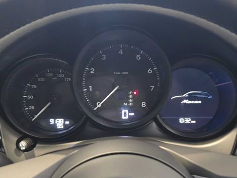 Used 2025 Porsche Macan AWD/4WD image 26