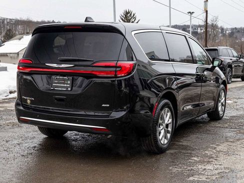 New 2026 Chrysler Pacifica Select image 4