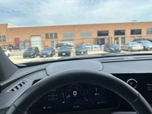 Used 2025 Chevrolet Traverse LT FWD image 36