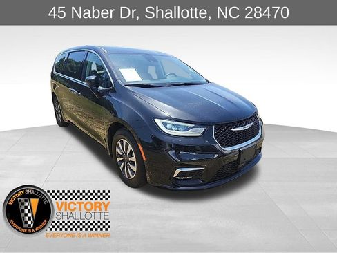 Certified 2024 Chrysler Pacifica Limited FWD image 1