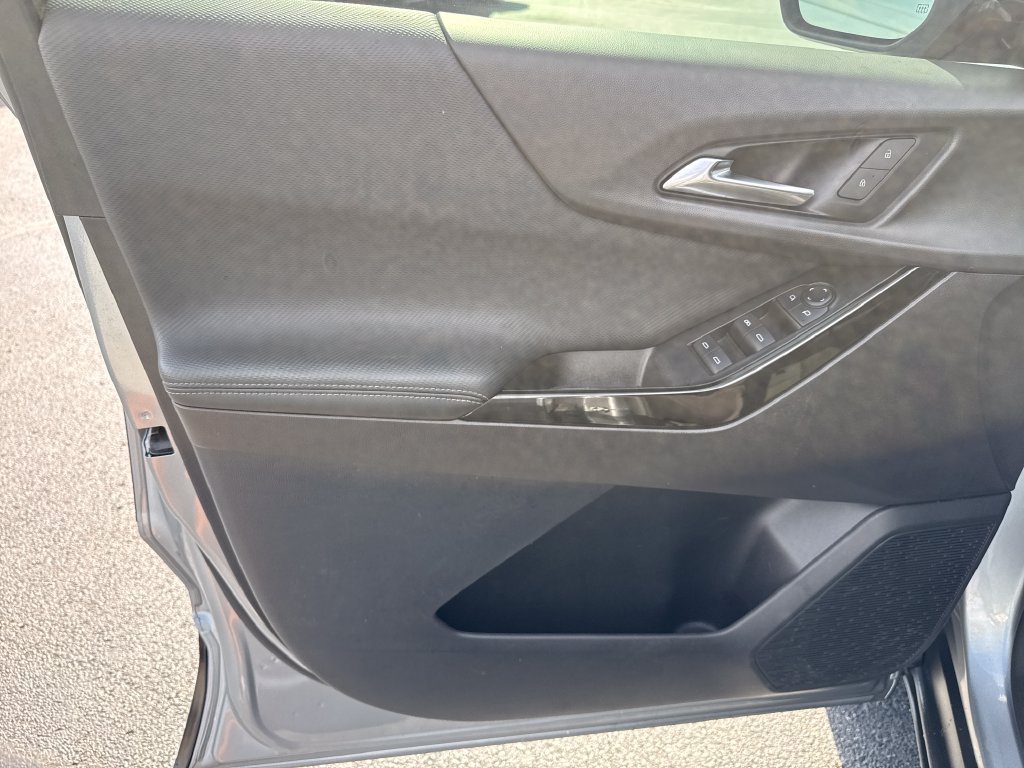 Used 2025 Chevrolet Equinox LT w/ Safety and Technology Package FWD image 12