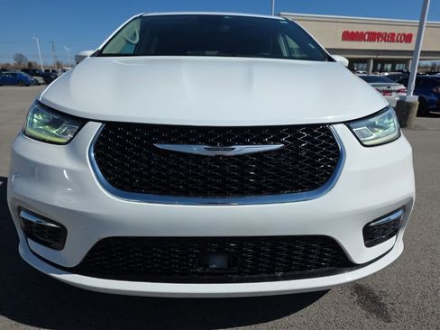 Used 2023 Chrysler Pacifica Touring-L image 2