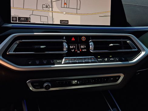 Used 2022 BMW X7 xDrive40i w/ M Sport Package AWD/4WD image 15
