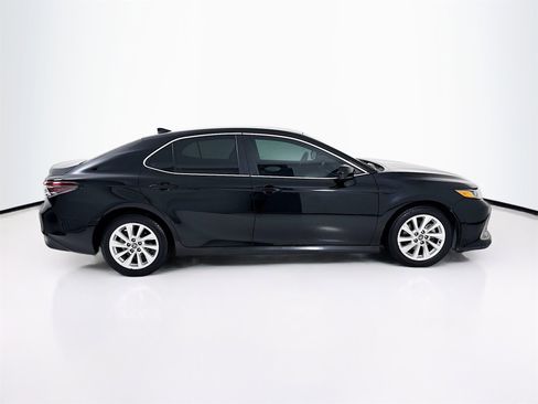 Used 2022 Toyota Camry LE image 9