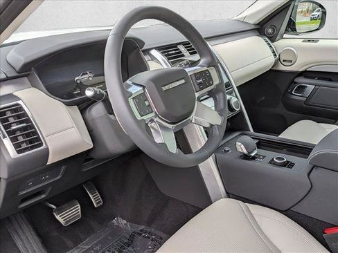 Certified 2025 Land Rover Discovery Dynamic SE AWD/4WD image 10