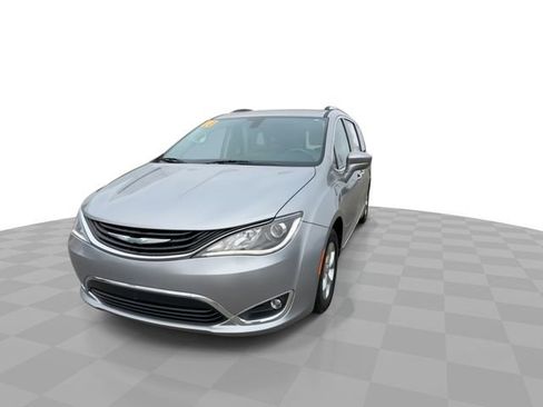 Used 2018 Chrysler Pacifica Touring-L image 3