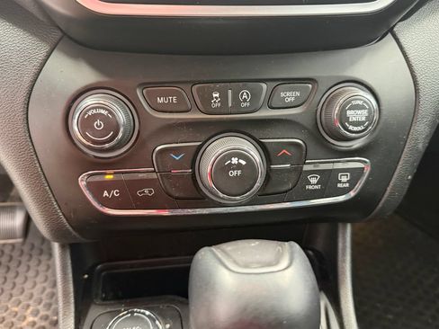 Used 2019 Jeep Cherokee Latitude Plus w/ Cold Weather Group AWD/4WD image 25