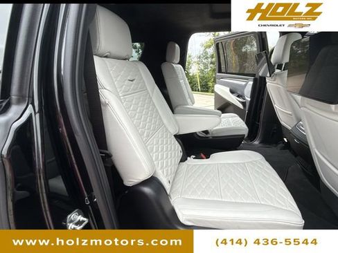 Used 2025 Cadillac Escalade ESV V image 27