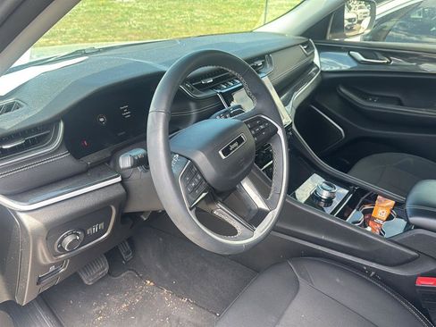 Used 2022 Jeep Grand Cherokee Laredo AWD/4WD image 6