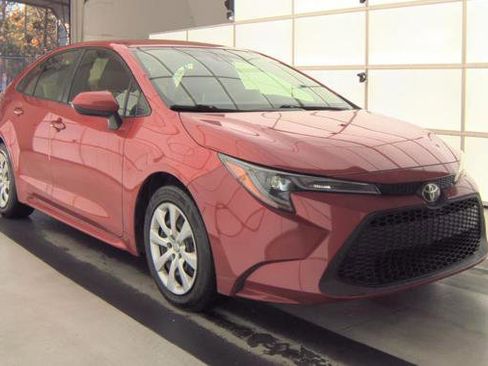 Used 2021 Toyota Corolla LE image 3