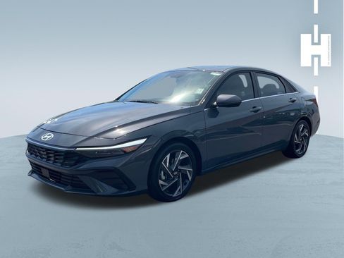 Used 2025 Hyundai Elantra Limited FWD image 3