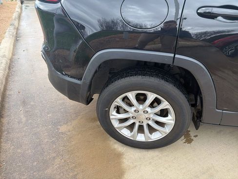 Used 2019 Jeep Cherokee Latitude w/ Popular Appearance Group image 6