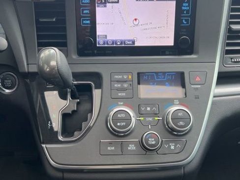 Used 2016 Toyota Sienna SE w/ SE Preferred Package image 16