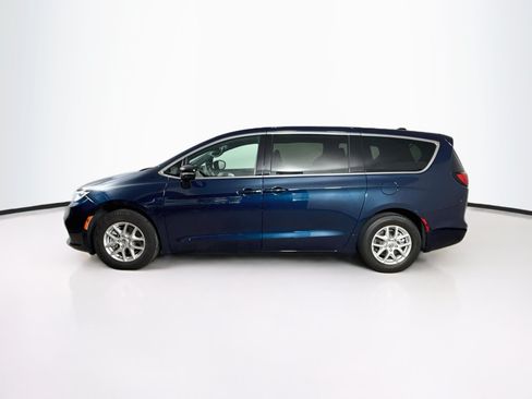 Used 2024 Chrysler Pacifica Touring FWD image 7