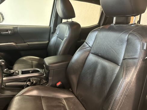 Used 2018 Toyota Tacoma TRD Sport image 13