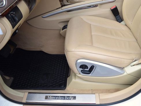 Used 2011 Mercedes-Benz GL 550 4MATIC image 21